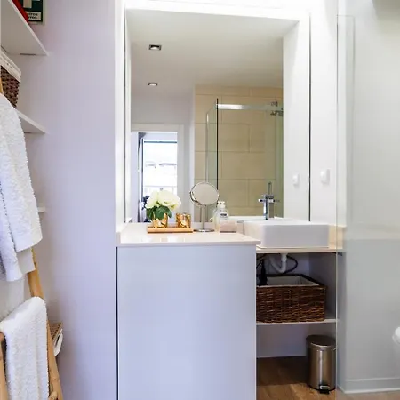 Golden Escape In Apartment *