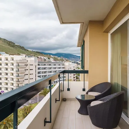 Apartment Golden Escape In